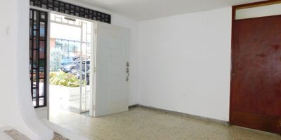 Apartamento en primer piso consta de 280 metros, consta de terraza, Antesala sala, comedor, estudio, cocina integral  zona de labores, patio interno, cuarto y baño de servicio, hall de alcobas, cuatro habitaciones, dos baños auxiliares, un parqueadero privado. Edificio cuenta con portería mediodía, sistema de cámaras de seguridad, excelente ubicación al norte, barrio El Golf.