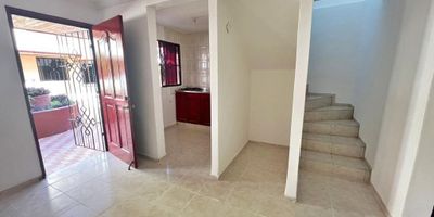 Casa de dos niveles con un area de 66 metros, en el primer piso: consta de  sala comedor, cocina tradicional, zona de labores, escaleras, un patio pequeño, en el segundo piso: tres habitaciones, habitación principal con baño interno, closets, baño auxiliar, pisos en ceramica, no tiene parqueadero, excelente ubicacion, en vía principal, barrio Chiquinquira.