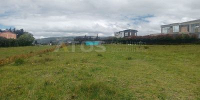 Atos Inmobiliaria te presenta una excelente oportunidad de inversión con este lote en venta, ubicado en la vereda Poravita del municipio de Oicatá. Este terreno cuenta con un área total de 2,500 m², ofreciendo un amplio espacio ideal para desarrollar tus proyectos. El valor del metro cuadrado es de $120.000, lo que lo convierte en una opción atractiva para quienes buscan adquirir un lote con un precio competitivo en una zona en crecimiento.

Este terreno está situado en un entorno tranquilo, rodeado de naturaleza, y ofrece un potencial significativo para proyectos residenciales, agrícolas o de inversión a largo plazo. Si estás interesado en conocer más detalles o programar una visita, no dudes en contactarnos en Atos Inmobiliaria. ¡Aprovecha esta oportunidad de adquirir un lote en una ubicación estratégica en Oicatá!