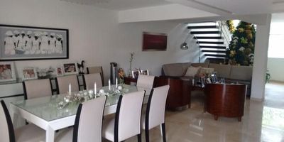 Casa amplia en consta de 425 mts de lote, sala, comedor, estudio, cocina integral, zona de labores, cuarto de servicio, hall de alcobas, habitaciones cuatro, baños seis, balcones dos, bar, piscina, terraza BBQ, tanque de reserva de agua de 30 mts, excelente ubicacion al norte, zona residencial, Barrio Riomar.