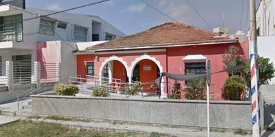 Hermosa casa de un solo nivel consta de 480 mts de lote consta de terraza de entrada antejardin, sala, comedor, cocina tradicional, zona de labores, cuarto de servicio, habitaciones cuatro, baños cuatro, terraza en patio, zona de labores en callejón, garaje doble, apartaestudio, excelente ubicacion al norte, Barrio Alto Prado.