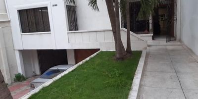 Casa amplia consta de 530 mts, sala comedor, sala auxiliar, comedor auxiliar, estudio, cocina semi integral, pantry, zona de labores, cuarto de servicio con baño, hall de alcobas, habitaciones tres sin closet, baños tres, excelente ubicacion al norte, Barrio Alto Prado.