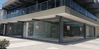 Local comercial de esquina en segundo, piso consta de salón, dos baños, parqueadero externo, excelente ubicacion al norte, barrio el Poblado.
