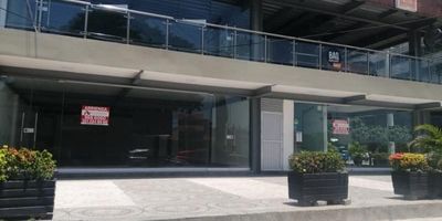 Local comercial sobre la calle, en el primer piso consta de salón de 60 m2, un baño, tres parqueaderos externos, excelente ubicación al norte, barrio el Poblado.