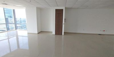 Oficina con un área de 81.54 m2, salón amplio, aire central, pisos en porcelanato, dos garajes cubiertos, ubicada en centro empresarial que cuenta con 6 ascensores, dos salas de juntas, una sala para conferencias, en cada piso hay batería de baño, parqueadero para visitantes, vigilancia 24 horas, zona empresarial, transporte público cercano, barrio Villa Country.