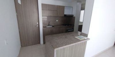 Apartamento de 76 metros, consta de sala comedor con aire mini Split, balcón, cocina integral, zona de labores, hall de alcobas, habitación principal con baño y closet, dos alcobas auxiliares con closet, baño auxiliar, aire acondicionado mini Split en cada una de las habitaciones, parqueadero comunitario, edificio cuenta con ascensor, salón social, piscina, juegos infantiles, vigilancia 24 horas, excelente ubicación al norte, barrio Miramar.