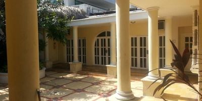 Hermosa casa comercial consta de 1000 mts, recepción, ocho salones amplios, batería de baño de hombre, batería de baño de mujer, dos baños privados en oficinas, dos cuartos de archivo, cocina, amplio patio interior, acometidas propias para veinte teléfonos, transformador eléctrico para toda la casa con capacidad para los aires centrales, tanque subterráneo de agua con capacidad para 13 mil litros, parqueo privado para dos vehículos cubiertos, y parqueo externo para veinte vehículos, excelente ubicacion al norte, transporte publico cercano, barrio El prado.