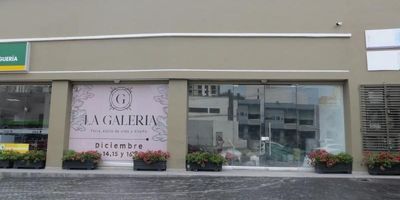 Local comercial consta de 200 mts, mas mezzanine, cuenta con amplia vitrina sobre la calle, baños dos, centro comercial consta de 28 parqueaderos para clientes, transformador de energia de 112.5 KVA, excelente ubicacion, zona comercial, transporte publico cercano, barrio Alto prado.