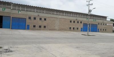 Conjunto de  tres Bodegas de 600 M2 cada una;  Este centro de bodegas cuenta con un área total de 1800 M2 de almacenaje, luz trifasica, cuenta con estructura para construir mezzanine hasta 300 M2 Y 1200 M2 de patio de maniobras enfrente de los  módulos para uso privado y exclusivo, área que puede ser utilizada como parqueadero, bodegaje transitorio, instalación de planta eléctrica, subestaciones, cuarto de reciclaje de basura , área que opcional el arrendatario la puede cerrar con malla y cubierta, pisos en cemento pulido de alta resistencia. altura que va desde 10 M a 13 M aproximadamente.