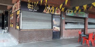 CAFETERÍA, QUE CONSTA DE UN ÁREA DE 24 M2, UBICADA EN EL CENTRO COMERCIAL METROCENTRO, BAÑOS PÚBLICOS, Y PARQUEADEROS PÚBLICOS.  SERVICIOS PÚBLICOS INDEPENDIENTES.