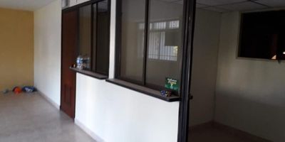 LOCAL COMERCIAL EN SEGUNDO PISO, REMODELADO CON DOS SALONES GRANDES, DOS BAÑOS, BALCÓN, EXCELENTE UBICACIÓN AL NORTE, ZONA COMERCIAL, TRANSPORTE PUBLICO CERCANO, BARRIO EL PRADO.