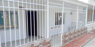 Casa con un área de 84 metros, consta de terraza enrejada, sala, comedor, tres habitaciones, un baño, cocina tradicional, pisos en cerámica, zona de labores, patio pequeño y callejón, barrio Urbanización El Parque 1era Etapa.