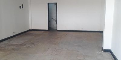 Local comercial en segundo piso, consta de 51.14 m2, salón principal y un baño, canon de arriendo más IVA comercial más $ 220.000 de servicio de agua.