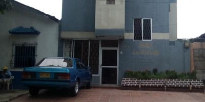 Edificio de tres pisos ubicado en el centro de la ciudad, con 16 habitaciones, 16 baños, zona de labores, patio, pisos en baldosa, recepción, tres parqueaderos descubiertos.