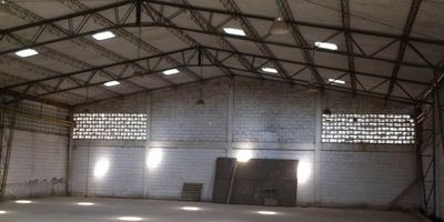Bodega amplia consta de 800 m2, ubicada en centro empresarial, espacio de oficinas, baños dos, excelente ubicación, zona industrial, vía circunvalar, vigilancia 24 horas, barrio villa San Pedro.