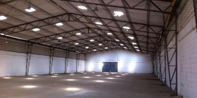 Bodega amplia consta de 1200 m2, espacio de oficinas, baños dos, excelente ubicación, zona industrial, Vía circunvalar, vigilancia 24 horas, barrio villa San Pedro.