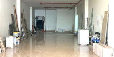LOCAL COMERCIAL FACHADA EN VIDRIO TEMPLADO CON UN AREA DE 122 METROS,  UBICADO EN UN CENTRO COMERCIAL AL NORTE DE CIUDAD,  EL CENTRO COMERCIAL  CUENTA CON TRANSFORMADOR DE 700 KVA 13.200 VATIOS Y PLANTA DE EMERGENCIA PARA SUPLENCIA TOTAL DE 650 KW MARCA CUMMINS. CUENTA CON UN SALÓN AMPLIO, UN BAÑO INTERNO, SEMISÓTANO CON 20 ESTACIONAMIENTOS Y UN SÓTANO CON 35 ESTACIONAMIENTOS, CUENTA CON INGRESO PEATONAL Y VEHICULAR POR LA CALLE 98 Y UNA RAMPA DE 6.00 METROS DE ANCHO PARA EL ACCESOS A LOS ESTACIONAMIENTOS EN SÓTANO.