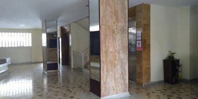 Apartamento consta de sala, comedor, estudio, baño social,  cocina integral, zona de labores,  cuarto y baño de servicio, tres habitaciones cada una con su baño, dos parqueaderos cubiertos, ascensor. Se arrienda amoblado o sin amoblar.