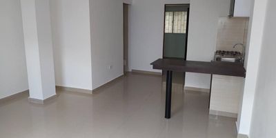 Aparta estudio con un área de 22 metros aproximadamente, consta de sala-comedor integrada pequeña, cocina semi integral abierta, punto para lavadora, una alcoba con su closet, un baño independiente, pisos en porcelanato, cielo raso en drywall, excelente ubicación al norte, barrio Ciudad Jardín.