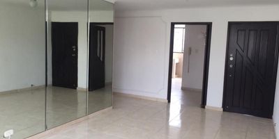 Apartamento amplio ubicado en excelente ubicación al norte barrio Altos de Riomar, consta de sala-comedor, dos alcobas, un baño compartido, hall de alcobas, closets amplios, cocina semi-integral amplia, pantry, cuarto y baño de servicio, zona de labores, edificio cuenta con portería, citofono y vigilante 24/7 y garaje cubierto. (No tiene ascensor).