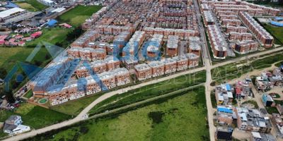 
¡Descubre Tu Nuevo Hogar en Zipaquirá!

Arriendo apartamento en Alborada Real II, un lugar que combine comodidad, seguridad y una ubicación privilegiada, ¡este apartamento es para ti! Con espacios amplios, acabados de lujo y todas las comodidades que necesitas, es el lugar perfecto para parejas jóvenes, familias pequeñas o estudiantes. ¡No dejes pasar esta oportunidad! Vive en el corazón de Zipaquirá y disfruta de todo lo que este increíble apartamento tiene para ofrecer. Contáctame hoy mismo y haz de este espacio tu nuevo hogar.

 

 

Distribución Interna:


 Habitaciones: 3 alcobas.
 Baños: 2 baños (uno en la habitación principal y un baño auxiliar).
 Estudio/Biblioteca: Espacio ideal para trabajar o estudiar desde casa.


Características del Edificio:


 Acabados: De lujo, con piso laminado.
 Área Social: Espacio para reuniones y eventos.
 Portería y Vigilancia: 24 horas para mayor seguridad.
 Salón Comunal: Disponible para eventos.
 Parqueadero para Visitantes: Espacio disponible.
 Acceso Pavimentado: Facilita la movilidad.


Entorno y Cercanías:


 Cercanía: Centros comerciales, bancos, restaurantes, tiendas, colegios y universidades.
 Zonas Verdes: Parques cercanos y jardín en el edificio.
 Zonas Deportivas: Espacios para un estilo de vida activo.
 Transporte: Ubicado sobre vía principal, con acceso a transporte público.
 Zona Infantil: Área segura para niños.



 
