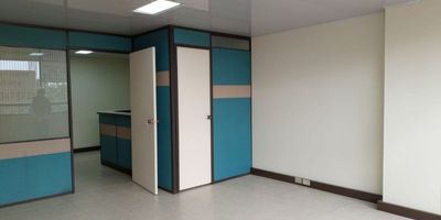 ¿Sueñas con tener tu propio espacio para crear, conectar y crecer?
 Esta oficina es mucho más que un lugar de trabajo,es la base para tu próximo gran éxito!
Ubicada en un sector estratégico, te sitúa a pasos de UNILAGO y cerca de importantes centros de negocios como el Centro Comercial Los Héroes. 
Tendrás todo lo que necesitas a tu alcance.
La oficina cuenta con una distribución pensada para tu eficiencia:
Un área de recepción para dar la mejor primera impresión.
Una oficina privada donde la creatividad fluirá.
Una cocineta y baño privado para que tu comodidad sea prioridad.
Espacio de archivo para que tu mente y tu trabajo estén siempre en orden.

Da ese primer Paso !
No puedes Nadar a nuevos horizontes, hasta que que tienes el coraje de perder la vista de la costa !
William Faulkner