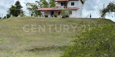 ¡Tu Paraíso En El Peñol Te Espera!
¿Buscas una finca que lo tenga todo? Esta propiedad es perfecta para agricultura y ecoturismo, a solo diez minutos del parque principal de El Peñol. No linda con la represa de Guatapé, pero está muy cerca de ella y de la famosa Piedra. Es una zona turística que invita al descanso.
Los potreros están cercados y cuenta con transporte público. Incluye dos casas: una para trabajadores y la casa principal de 118 m² con 6 habitaciones, 3 baños, cocina sencilla y garaje para 6 vehículos.
Esta finca ha sido de la misma familia por 90 años, un legado de estabilidad y valor. ¡No pierdas esta oportunidad única de invertir en tranquilidad y belleza natural!
Contáctame para más información y agenda tu visita.