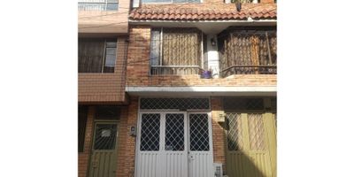 Encuentra el hogar perfecto para comenzar una familia con esta cómoda y espaciosa casa ubicada en Bosques de Mariana. Esta hermosa propiedad cuenta con un área construida de 140m2, cuatro alcobas, dos baños, un garaje y una biblioteca/estudio para que los inquilinos puedan desarrollar su creatividad o disfrutar de un lugar privado para descansar. 

Paseá por una zona moderna y acogedora para sentirse como en casa mientras disfuta de la vista panorámica de la ciudad; además contará con una zona de lavandería para su comodidad.Esta propiedad se encuentra inmersa en una zona residencial, llena de familias que llevan a cabo su vida cotidiana.

No espere más para aprovechar esta oportunidad de vivir cómodamente. No pierda la oportunidad de tener la mejor casa para la mejorfamilia.
