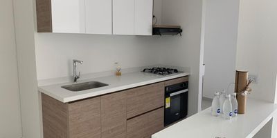 Apartamento en Venta en unidad cerrada en los Alpes cerca a supermercados de cadena, parque principal, centros comerciales, universidades, rutas de transporte publico y servicios complementarios de la zona. Cuenta con dos habitaciones, dos baños, pisos en ceramica, sala-comedor, estufa y calentador a gas, cocina integral y zona de ropas. La unidad cuenta con ascensores, gimnasio, salón comunal, parques infantiles, un parqueadero cubierto y planta eléctrica. Ademas vigilancia las 24 Horas. *Inmuebles sujetos a verificación de disponibilidad.*
