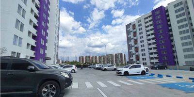 ¿Estás buscando un apartamento para comprar en el sector de Condina? ¡Esta es la opción ideal para ti! Este nuevo apartamento para estrenar, ubicado en un segundo piso, cuenta con un balcón que ofrece una excelente vista. Dispone de 3 habitaciones, 2 baños completos, una amplia sala-comedor, clósets de calidad, y una cocina bien equipada. A solo unos metros se encuentra la Avenida Condina, con acceso al transporte público de Megabús. Además, estarás cerca de supermercados como Ara, D1, Dollarcity, así como de centros comerciales y otros comercios. No pierdas esta oportunidad, ven y conoce este hermoso apartamento.
