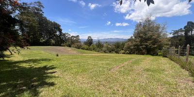 Lote en venta en sector tranquilo, campestre y poco flujo vehicular. Cuenta con un area de 7,200 M2, lote vacio, sobre via alterna, rural, energia, agua, para uso residencial. Cuenta con licencia de construcción y uso de suelos. Via pavimentada hasta el lote. *Inmuebles sujetos a verificación de disponibilidad.*

