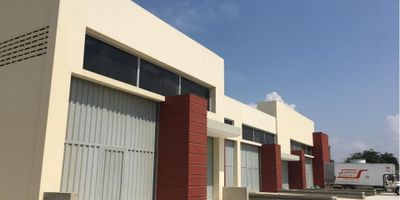 PARQUE INDUSTRIAL LAS AMERICAS
ARRIENDO BODEGA #203-204 (1.100m2 aprox.)

Valor por M2: $17.000 (Antes de IVA)

Ubicado en la calle 30 que empalma con la carretera oriental y comunica a Barranquilla con ciudades importantes del interior del país.

*Arriendo: $19.496.000 (Antes de IVA)
*Área total: 1.146,86 m2
*Altura: 12 m en el centro y 7.5 en los hombros
*Resistencia: 3.5 ton / m2
*2 muelles de anchos mayores a 4m cada uno
*Baños para oficinas
*Baños para operarios
*SSPP: energía y agua, independientes
*Oficina de 2 pisos

* Vías de circulación en concreto, de ancho 7m a 10m

Actividades permitidas por el POT son: 
-Industria tipo 4: Almacenamiento 
-Industria tipo 3: Bajo potencial contaminante
-Industria tipo 2: Medio potencial contaminante 
-Comercio