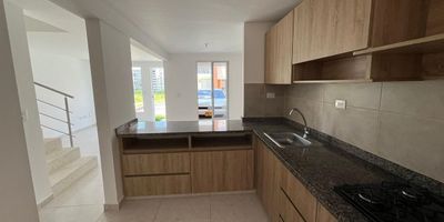 Casa en Venta en unidad cerrada en Galicia cerca a supermercados de cadena, rutas de transporte publico y servicios complementarios de la zona. Cuenta con tres niveles, sala-comedor, pisos en ceramica, cuatro habitaciones y tres baños, estudio, hall de alcobas, cocina integral mesón en granito, estufa y calentador a gas, zona de ropas. La casa es esquinera con terraza. La unidad cuenta con  piscina, gimnasio, salón comunal, sauna/turco, parques infantiles, cancha polideportiva y un parqueadero descubierto. con vigilancia y portería las 24 Horas. Inmuebles sujetos a verificación de disponibilidad.