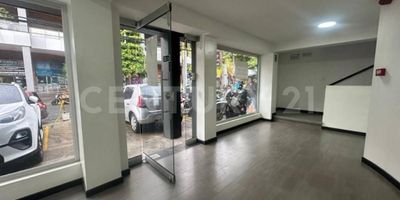 Edificio en venta en Versalles al norte de la ciudad de Cali,  ubicado en una zona muy comercial frente a C.C La Pasarela, tenemos para usted el  edificio ideal para su empresa, en la primera planta encontramos un area zona apta para recepción y sala de recibo o lobby  y una amplia amplia bodega con baño, en la segunda planta contamos con un Show Room con pisos laminados,  dotado de conexiones ,aire acondicionado central y una batería de baños, por ultimo en la tercera planta encontramos 5 oficinas, zona de archivo, cuarto de rack y batería de baños, el edificio cuenta con zona de parqueo externo para carros y motos.