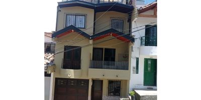 Casa en Venta en Rionegro, Antioquia, ubicada en el barrio SANTA ANA. Esta propiedad ofrece 269 m² de área construida, distribuidos en 4 habitaciones y 3 baños, ideal para familias. Es una cómoda casa de un nivel que incluye vigilancia, aportando seguridad. Con estrato 3, esta opción de Venta en Rionegro tiene un precio de $780.000.000. Si desea más detalles o coordinar una visita, puede contactarnos vía WhatsApp, quiero que me contacten o ver teléfonos.