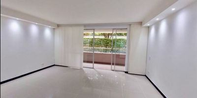 VENTA apartamento en primer piso, fresco, iluminado, cómodos espacios, cuenta con un área adicional para patio de ropas de 6m2 en su zona de oficios, sala comedor, cocina integral abierta, ventanal que comunica a un amplio espacio en balcón, bella iluminación led, zona de depósito, sala de tv u oficina, dos habitaciones auxiliares con closet, baño auxiliar de alcobas, habitación principal con vestier , baño privado y balcón. La unidad cuenta con piscina niños y adultos, jacuzzi, turco, zona infantil, salón social, salón de juegos, portería, lobby y vigilancia 24/7.  Se encuentra cerca a universidades, centros comerciales, colegios, parques. 
