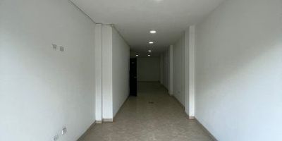 Amplio local comercial, sobre vía principal, excelente ubicación, zona comercial