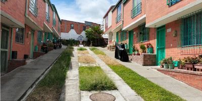 Casa en venta en el sector de los 2500 lotes, ubicada en una urbanización pequeña y cerrada. En el primer nivel, la propiedad cuenta con una cocina, patio, dos habitaciones, un baño y una sala comedor. Las dos habitaciones tienen salida a la calle, lo cual permite su uso actual como locales comerciales. En el segundo nivel, encontrarás dos habitaciones adicionales, un baño y otra cocina. La casa está situada en un sitio muy tranquilo y seguro, cercano a zonas comerciales, colegios, iglesias y transporte público en general.Agenda una visita para conocerla. ¡Quizás sea el lugar perfecto para convertirlo en tu próximo hogar!
