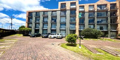 Oficina en ARRIENDO, Centro Empresarial Ofichia, la torre cuenta con dos salas de juntas, auditorio, parqueo visitantes, ascensor, vigilancia 24/7, la Oficina cuenta con dos espacios, baño, cafetería, terraza, iluminada, ubicado sobre la variante Chía Cota, cerca de la nueve cede administrativa de la Alcaldía de chía, excelente ubicación.