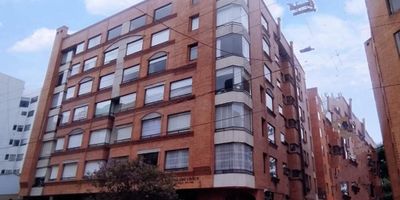 Vendo apartamento de dos alcobas  c y b de servicio en un excelente sitio Cr 13 a con 101 ,  recursivo , central y muy tranquilo , el apartamento cuenta con espacios amplios la cocina es cerrada , la zona de ropas independiente , sala comedor con chimenea , garajes cómodos , la luz es la protagonista en cada lugar.