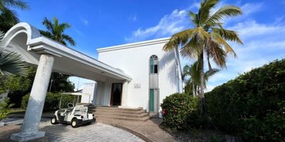 Espectacular casa amoblada en venta o arriendo en el exclusivo Condominio El Peñón, Girardot.
Cuenta con 500 m² construidos, lote de 920 m², 4 habitaciones para alojar hasta 10 personas, 7 baños, 8 parqueaderos, y completas zonas sociales privadas: piscina, jacuzzi, kiosco, zona BBQ equipada, mesa de billar y amplias zonas verdes.

El condominio ofrece alta valorización, seguridad 24/7, senderos peatonales, capilla, restaurantes, zona de comidas, campo de golf, salón social y piscinas, algunos con costo adicional. Cuota de mantenimiento de zonas húmedas: $800.000.

Para rentas cortas (mínimo 3 días): ingreso por familia $200.000, vehículo $40.000 y uso de áreas deportivas según tarifa.

Arriendo mensual: $3.500.000 (mínimo 6 meses a 1 año)
Valor de venta: $1.750.000.000