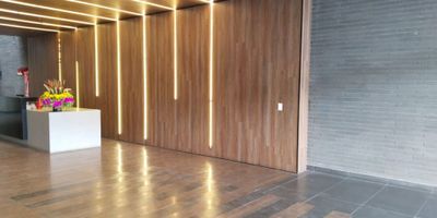 Mejor  sector de alta valorización, Oficina de 53.62 m2 en P5 en proyecto empresarial moderno. Baño privado, área de  cafetería con puerta, vista panorámica, dos parqueaderos en línea en sótano. Áreas comunes: seis salas de juntas, batería de baños, terraza amplia en último piso, tipo Lounge con vista a La Sabana, 134 parqueaderos de visitantes., Vigilancia 24 horas. Ubicada en estratégica zona de la milla de oro,  vía Chía Cajicá, cerca a:  centro Comercial Fontanar, centro Comercial Centro Chía. complejo hotelero, Clínica Marly, universidades, conjuntos residenciales. Al frente pasa  transporte a Bogotá, Cota, Faca, Siberia, Zipaquirá, Cajicá. Cita previa.