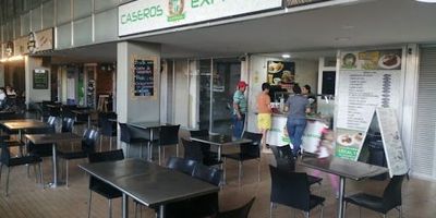 Local comercial ubicado al interior de uno de los mejores centros comerciales que tiene Bello para compartir con tu Familia. El local cuenta con seguridad las 24 horas y en sus zonas comunes tiene juegos infantiles, baños públicos y parqueaderos para visitantes.