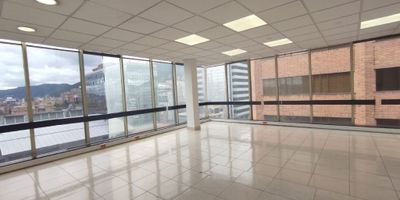 OFICINA EN ARRIENDO QUINTA CAMACHO Espectacular oficina en Chapinero en importante sector comercial, esta amplia oficina de 200 m² con vista exterior es perfecta para tu empresa. Con divisiones ya instaladas para puestos de trabajo, ofrece un entorno de trabajo funcional y moderno. Además, cuenta con 2 parqueaderos cubiertos, lo que garantiza comodidad y seguridad para tu equipo. Situada cerca de principales vías de acceso y rodeada de zonas comerciales, tendrás todo lo que necesitas a tu alcance.
No dejes pasar la oportunidad de establecer tu negocio en una de las zonas más dinámicas de la ciudad. ¡Anímate y haz una oferta! Agenda tu visita hoy mismo y asegura el espacio ideal para hacer crecer tu empresa en Chapinero.