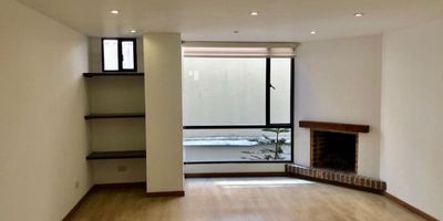 Te presentamos un apartamento increíble para la venta en la vibrante zona de Chapinero, Bogotá, un lugar lleno de vida y cultura. Este lugar sin amueblar te brinda la libertad de diseñar cada uno de sus espacios a tu gusto.  

El apartamento cuenta con tres acogedoras habitaciones que seguramente te encantarán. Además, puedes disfrutar del espectacular contraste entre la frescura de la naturaleza y el calor del hogar con su chimenea a leña. La sala comedor con cocina integral incorporada es perfecta para recibir a tus visitas. 

Aparte de contar con un parqueadero cubierto, esta propiedad ofrece seguridad durante las 24 horas, así estarás tranquilo en todo momento. La vista de la ciudad es uno de los aspectos más destacables, añadiendo un encanto adicional al apartamento. 

No lo dudes más. Disfruta la energía de Chapinero y dale vida a tus ambientes en este espectacular apartamento. No te quedes con las ganas de recorrerlo, ¡Pide tu visita ya!