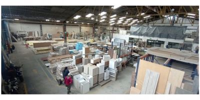 Se arrienda bodega con área construida de 2.000 m² excelente ubicación en puente Aranda. Cuenta con 1.650 m² de área libre a doble altura, adicional 100 m² de almacenamiento altura sencilla bajo mezzanine y 100 m² de mezzanine de alta resistencia. Área de oficinas y servicios 150 m². Carga eléctrica 250 kva. Pisos con capacidad de carga portante de 5 ton/m². Portón doble altura.
