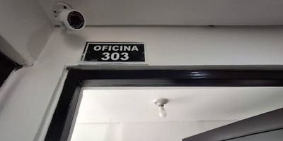 Excelente Oficina, iluminada en sector comercial y financiero, espacio amplio, un baño, cocineta, muy buenos acabados.  Canon más Iva y aseo por $75.000