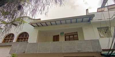 Oficina comercial segundo piso ubicado en el sector miranda, nos ofrece una área de 253 metros aproximadamente, cocina integral, 5 alcobas, 5 closets,  5 baños, 2 patios, sala- y comedor, y piso en cerámica.
Los datos de los inmuebles promocionados en la página web están sujetos a cambio y verificación de disponibilidad.