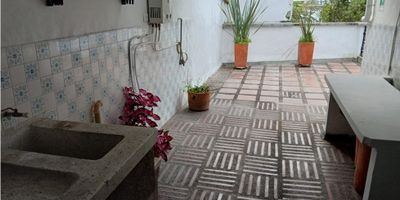 Disfruta de la comodidad y elegancia en esta hermosa casa en alquiler ubicada en la tranquila ciudad de Pereira, en el departamento de Risaralda. Con una extensión total de 400 M2, esta propiedad cuenta con una amplia área de terreno de 400 M2 y una construcción de 380 M2, brindándote un amplio espacio para ti y tu familia.

En su interior, encontrarás 5 acogedoras alcobas y 5 baños completamente equipados. La habitación principal cuenta con un baño en suite y un balcón privado, perfecto para disfrutar de una vista panorámica mientras disfrutas de una deliciosa taza de café. Además, la casa cuenta con una biblioteca/estudio, ideal para aprovechar al máximo tu tiempo libre, y armarios empotrados en cada habitación para mantener tus pertenencias en orden.

La cocina está totalmente equipada y cuenta con una despensa y depósito, ofreciéndote un amplio espacio de almacenamiento. También encontrarás una espaciosa sala de estar con doble ventana, que permite una excelente entrada de luz natural y una encantadora vista al exterior.

Esta propiedad cuenta con servicios de agua, electricidad y gas domiciliario, lo que garantiza tu comodidad y bienestar. Además, posee un calentador para tu comodidad durante los días más fríos. El hall de alcobas es un espacio perfecto para disfrutar de una agradable reunión familiar o simplemente relajarte después de un largo día.

En cuanto a sus características externas, la casa cuenta con un acceso pavimentado y cochera/garaje para 2 vehículos, así como una barbacoa/parrilla para disfrutar de una tarde de asados con amigos y familiares. También podrás aprovechar de los hermosos parques cercanos y zonas verdes, ideales para disfrutar de la naturaleza en tu día a día.

Ubicada en una zona residencial, esta propiedad es ideal para aquellos que buscan tranquilidad y seguridad para su familia. Además, cuenta con fácil acceso al transporte público y está en una vivienda multifamiliar, lo que te brinda la opor