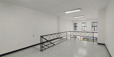 Comodo local de dos niveles y con parqueadero en Laureles sobre la avenida Nutibara, lo cual asegura un facil acceso y una rapida movilidad, una excelente facilidad de transporte publico y permite acceder a una amplia variedad de oferta comercial, gastronomica, institucional, educativa y de servicios. Su ubicacion en medio de vias arterias permite desplazarse con facilidad a cualquier punto del area metropolitana y regiones cercanas.